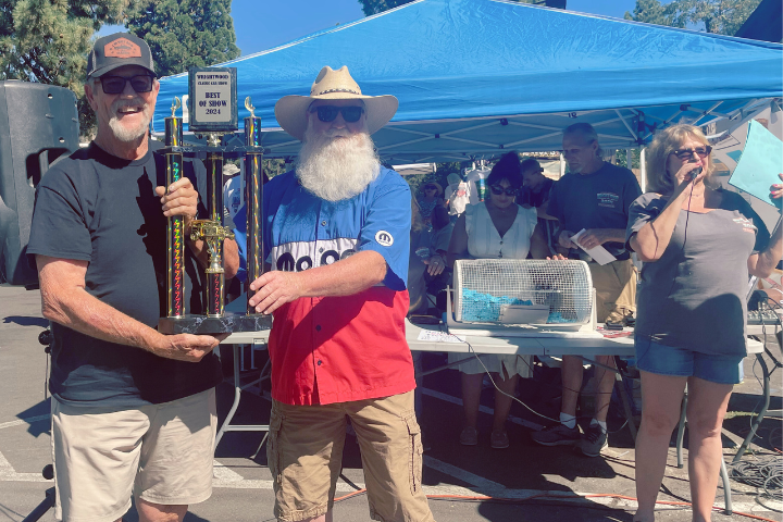 Leslie Chesebrough Mihalko (right) announcing the winner of Best of Show as Tim Hunizenga (left) accepts the winning trophy