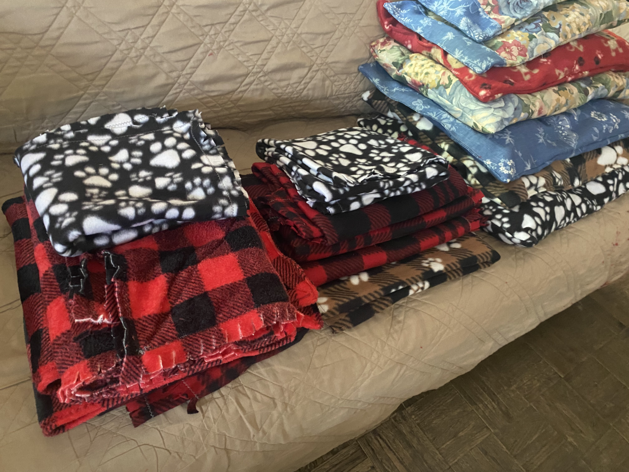 Wrightwood Property Owners Association (WPOA) donated 15 dog and cat beds, 9 blankets, 11 food bowls, 18 toys, 14 leashes and 2 grooming brushes. (photo by Wrightwood Property Owners Association)